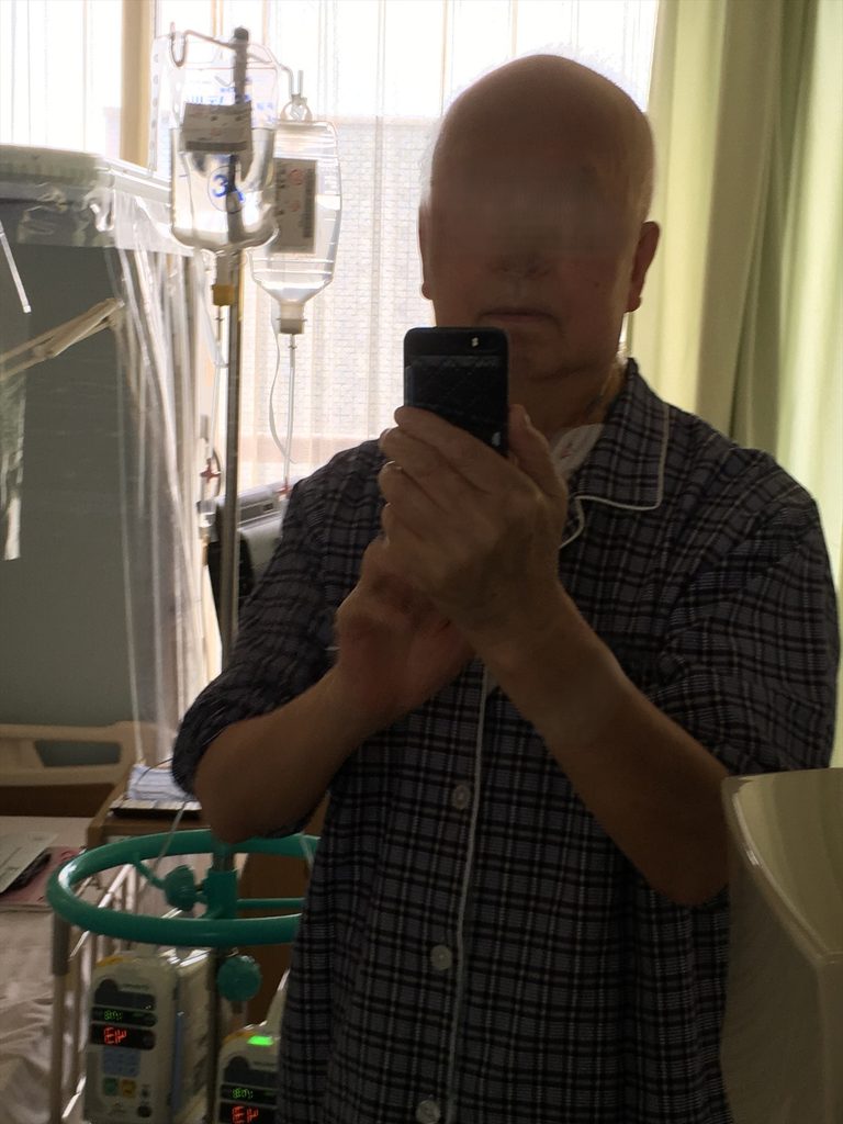 窓を背にして撮ったため、手前の人物が黒くつぶれている写真