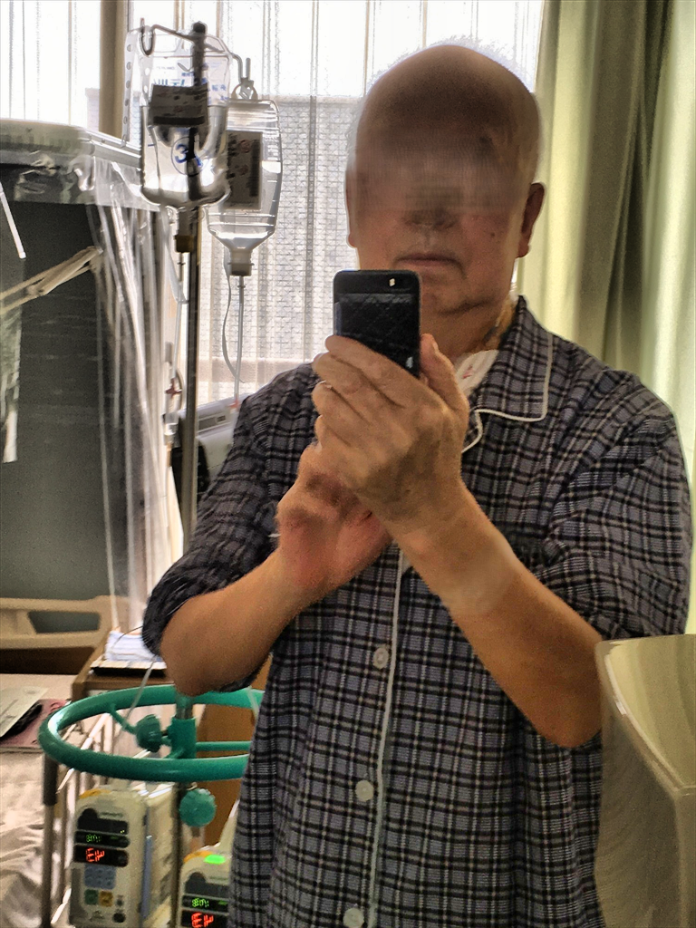 CLAHE をかけて、暗い部分と窓の外の両方が見えるようになった写真